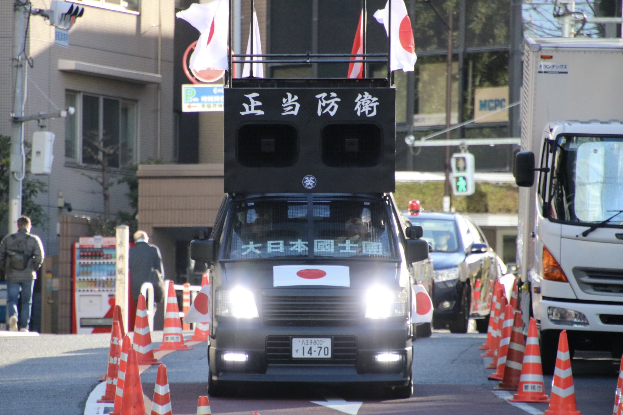 NOBU 様右翼街宣車⑤ ファイル:SEIJI KESSHA SŌSHINJUKU HONBU P-GA66T UD TRUCKS