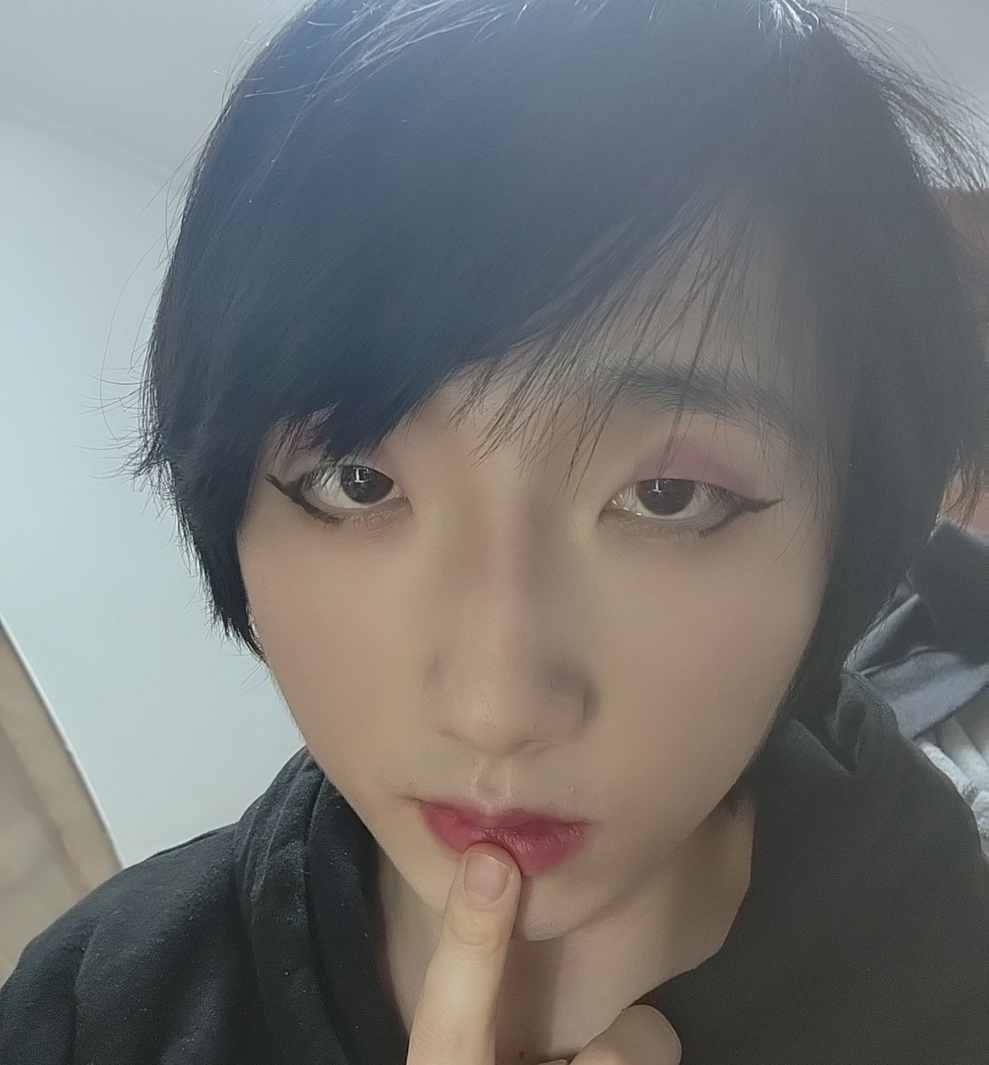 johnsenbil's tweet photo. 오늘은 숏컷머리로 보는 엔나의 이중성...
머리 기르는 와중에 퇴폐미적 어두운 보라메이크업 적용
#cd #crossdresser #boysh #보이쉬 #bisexual #nonbinary #pansexual #purplemakeup #shorthair #shortcut #숏컷헤어 https://t.co/WVZYL1Hvgb