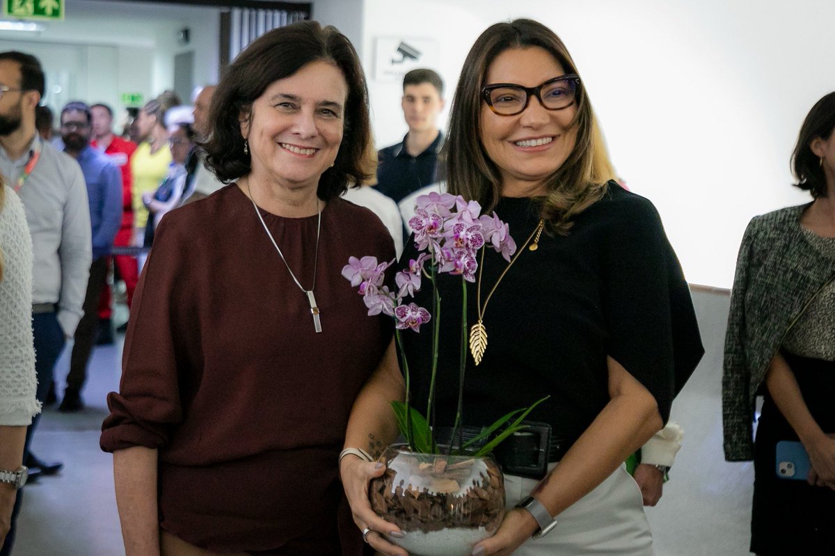 É com indignação que vejo mais um capítulo da perseguição à primeira-dama <a href="/JanjaLula/">Janja Lula Silva</a>. Ela tem sido uma voz ativa em pautas caras ao <a href="/minsaude/">Ministério da Saúde 🩵</a>, como o cuidado com mulheres e crianças, atuando também em fóruns como o G20 Social, sempre em articulação com movimentos sociais. (+)