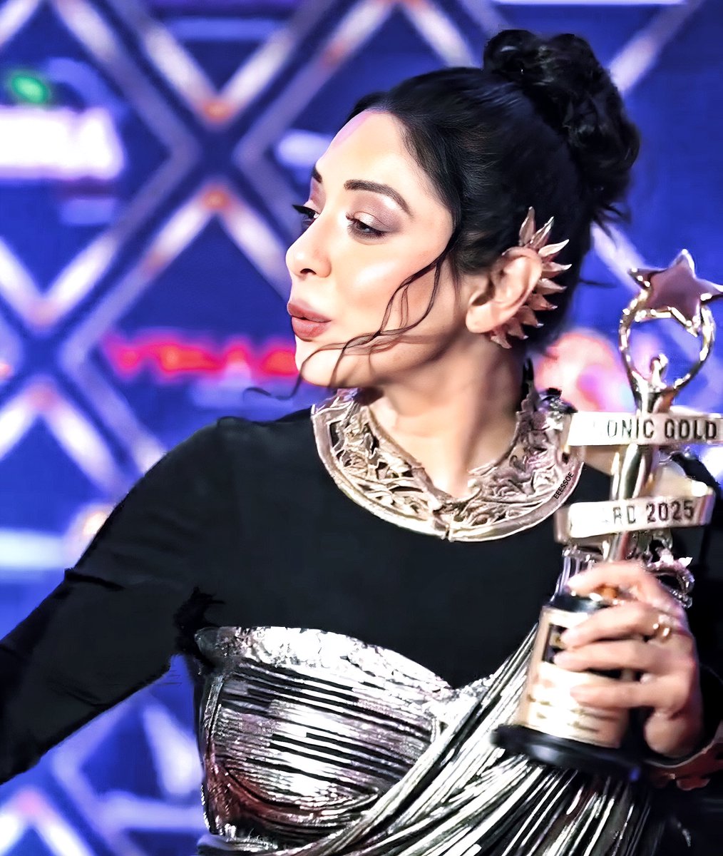 eeessoe's tweet photo. I love her accessory ..
Just see how gorgeous that accessory and her look with that prize SO PRETTY⭐️!! #RupaliGanguly . #Anupamaa https://t.co/J0uketZhKj