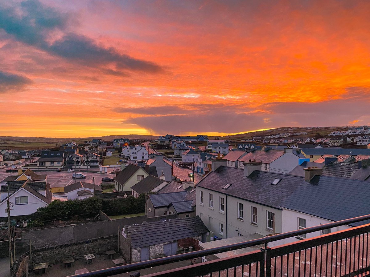 RileyJohnsGolf's tweet image. Sun setting over the village of Lahinch (and Frawley’s) after a brief evening shower