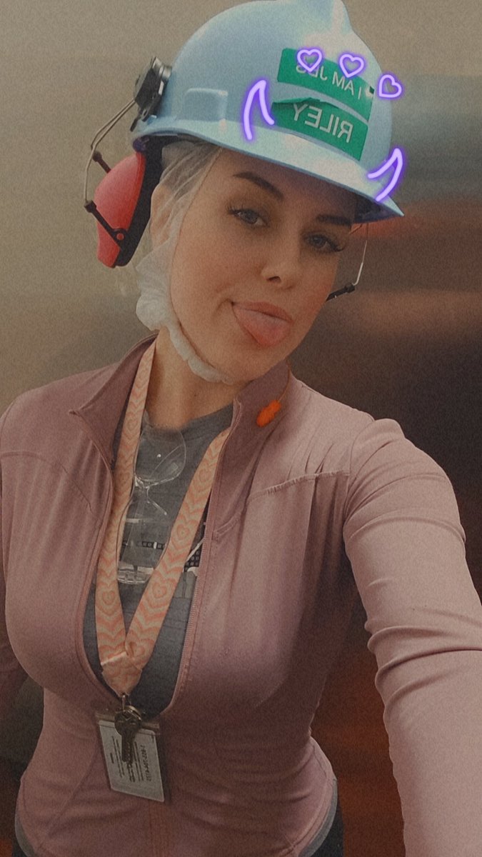 ril3y4444's tweet photo. I really didn't look too bad in a hard hat 👏 https://t.co/DezFvlWkky