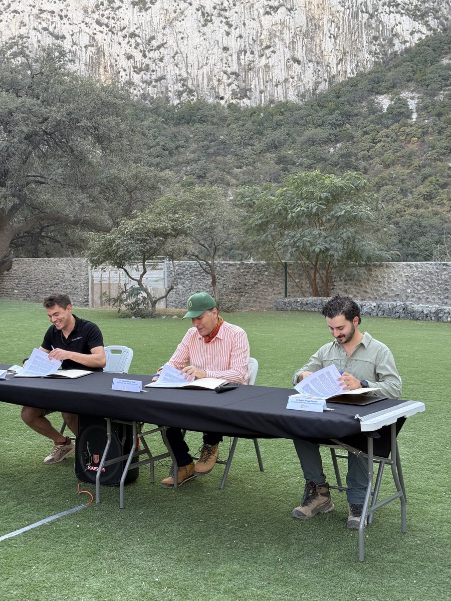 DrAlfonsoMM's tweet photo. Hoy firmamos un convenio con las organizaciones Cumbre Cotidiana A.C. y Escalada Libre A.C. El propósito del acuerdo es coordinarnos para la conservación de la Huasteca y en general para proteger las montañas de Nuevo León. https://t.co/7LPxH1aEiJ