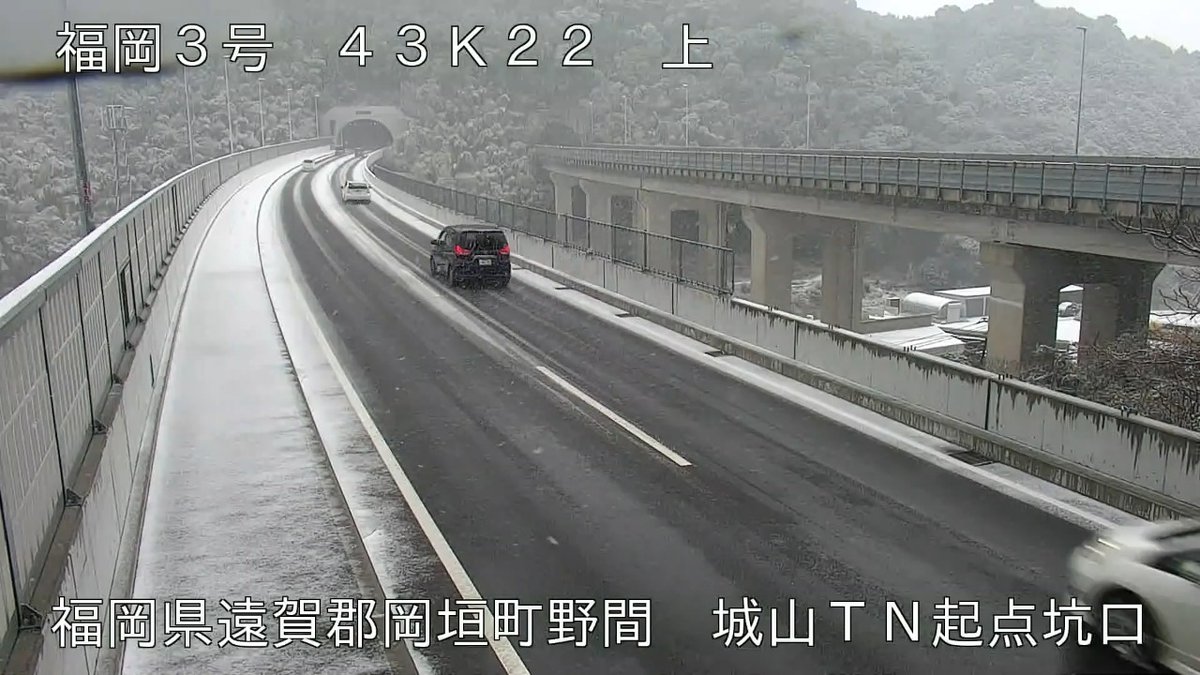 mlit_kitakyu's tweet photo. ２月７日（金）９時現在の #国道3号 の道路状況です。 #路面凍結 #積雪 の恐れがあります。 
車を運転する際は、冬用タイヤ等の装着を行い、注意して走行ください。#北国 #雪 https://t.co/a0Nayoeng0