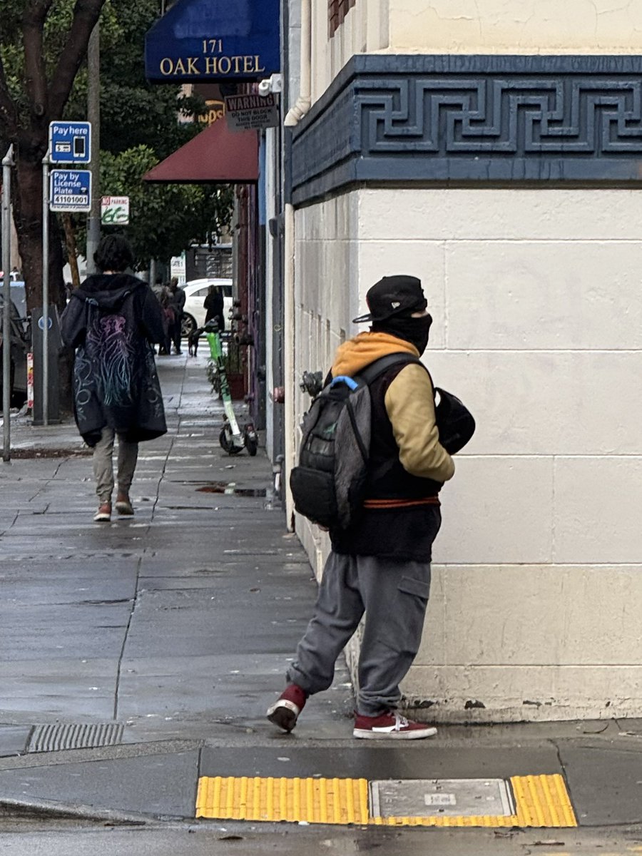 Drug dealer right by 171 Oak St at the awful SRO. Come take the trash out please. 
<a href="/DEASANFRANCISCO/">DEASanFrancisco</a> <a href="/SFPD/">San Francisco Police</a>