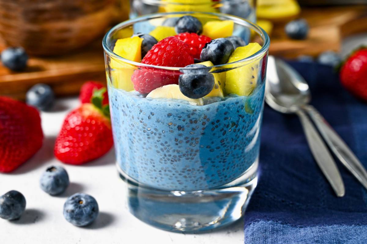 This vibrant Vanilla Chia Pudding recipe is packed with protein, fiber, and antioxidants, with added blue spirulina for a beautiful blue hue. ameessavorydish.com/blue-chia-pudd… via <a href="/AmeeLivingston/">Amee's Savory Dish</a>
