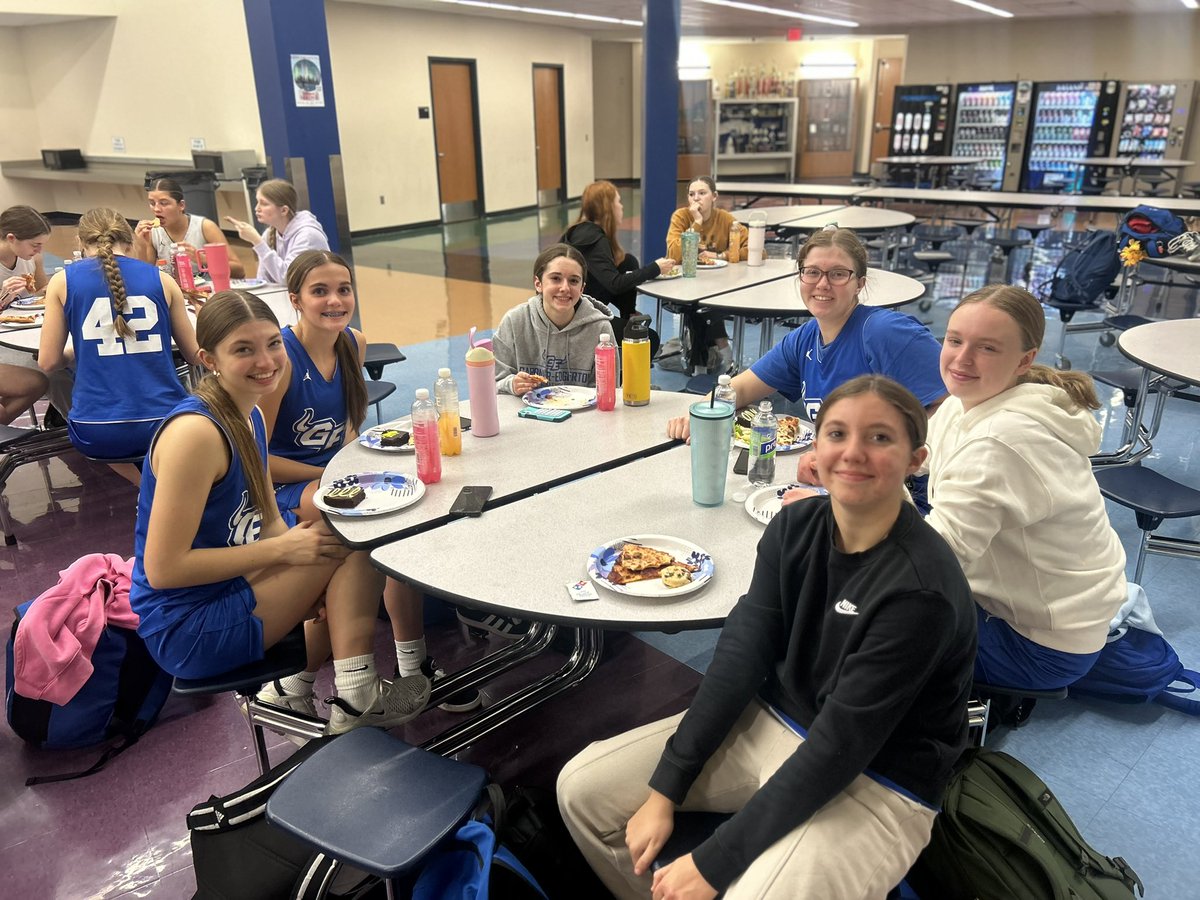GEHSgirlsbball's tweet photo. Thank you parents for the yummy salad, pizza and desserts! 🥗 🍕 🍪 💙
We appreciate you! Now we are fueled up and ready to play!
#newblazerera #fueledup #teamdinner❤️ #strongertogether #weready https://t.co/zcbqN3FAJk