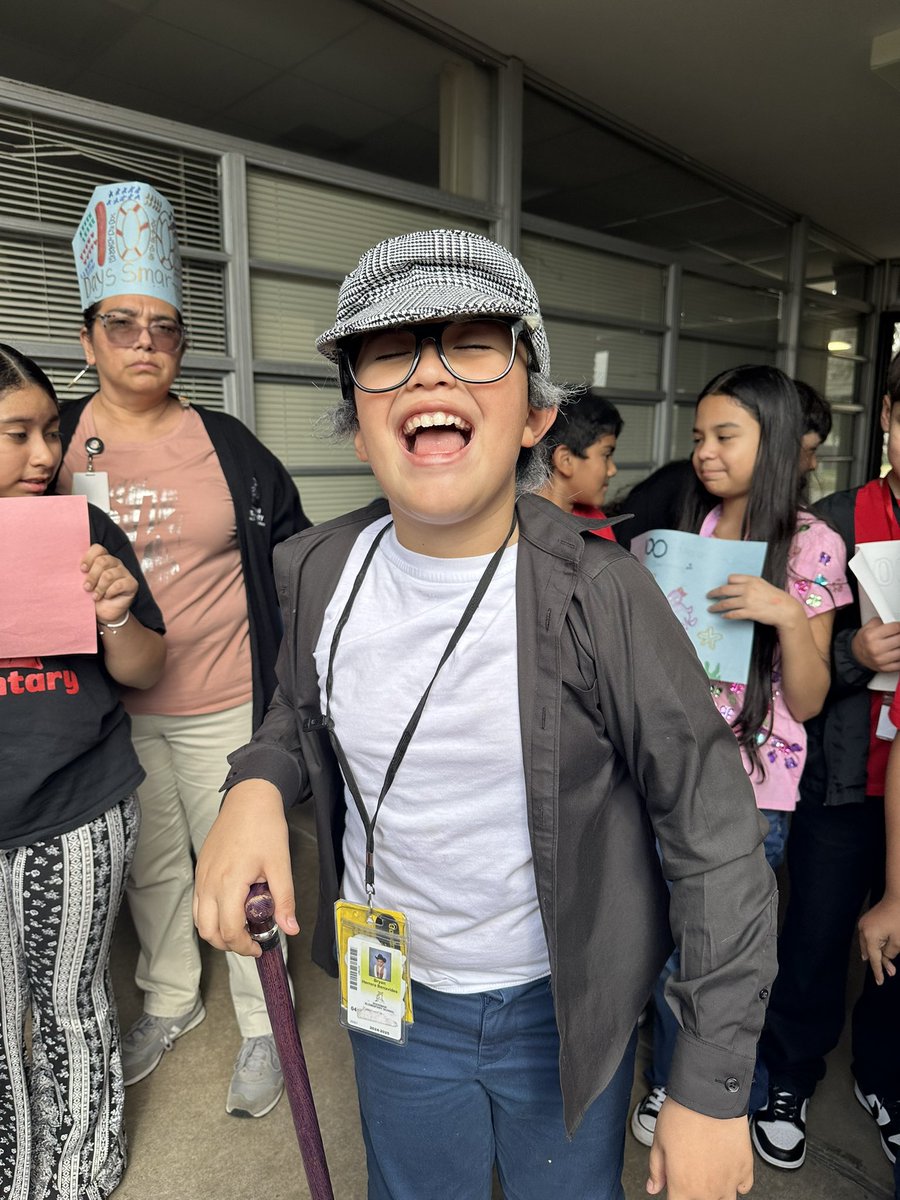 _MsDimass's tweet image. 100 days of learning! 100 days of greatness! 100 days of my first year ! 100 of being their teacher! Happy 100th day of school! 🥳🤩 @GoodmanES_AISD