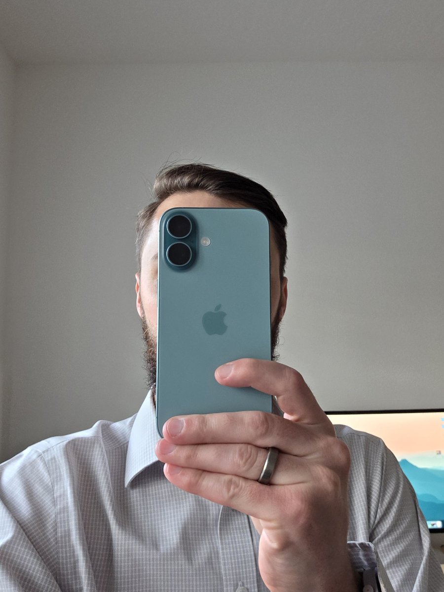 andrewjclare's tweet image. Samsung&apos;s object eraser... AI is kind is scary good.  It doesn&apos;t look like me but it&apos;s NOT that far off.