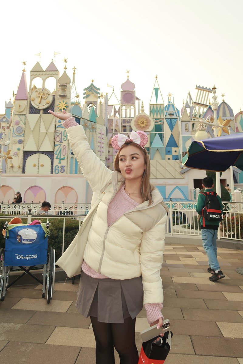 eliishhaa's tweet photo. hi again, Disneyland 🤍🥰🥶 https://t.co/atiN3SRxzo