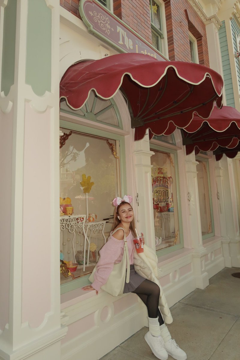eliishhaa's tweet photo. hi again, Disneyland 🤍🥰🥶 https://t.co/atiN3SRxzo