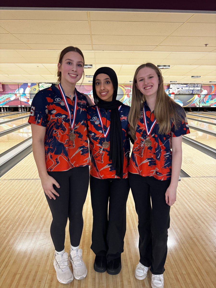 StaggBowling's tweet image. Stagg Navy finishes in 3rd and Stagg Orange finishes in 6th at the Missy Mason Classic. Congrats to Watfa (5th place), Olivia (6th) and Gabby (8th) overall! #RaiseTheBar  #CanIGetAFrootLoop @StaggAthletics