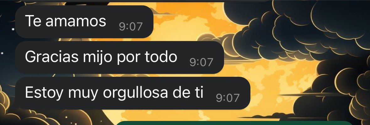 oswaldoguzmanm's tweet photo. Mi mamá por WhatsApp en la mañana || Yo en la oficina leyendo su mensaje❤️‍🩹 https://t.co/R7c4yqtp39