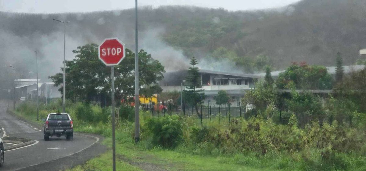 ericosx's tweet photo. 💢Les terroristes du FLNKS sont de nouveau sur le terrain en Nouvelle-Calédonie

🔸CFA de Nouville en feu !
🔸Un bâtiment de la ligue calédonienne de va’a détruit par les flammes. Trois bateaux y étaient entreposés et ont été réduits en cendre. https://t.co/qLSQxHtWZA