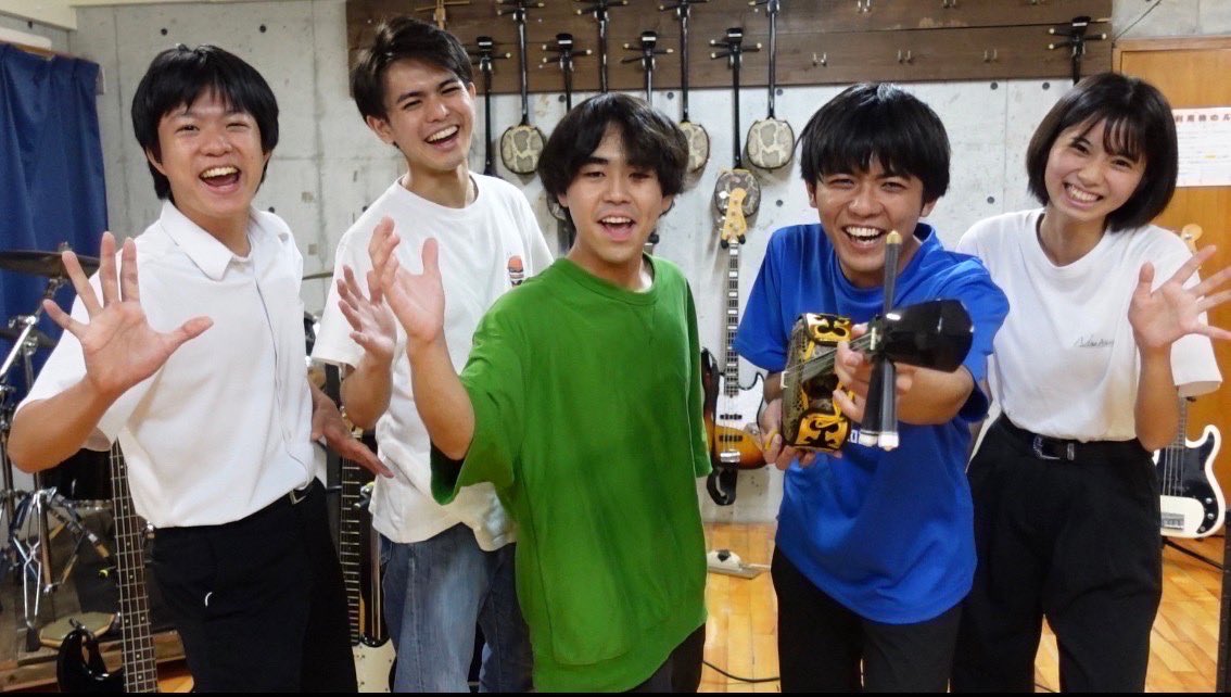 hikariband_2020's tweet photo. 懐かしい写真、、
本当に音楽　バンドは楽しい😊😊😊
今はメンバーそれぞれの道で頑張ってます‼︎ 
解散　活動休止は一切してないです。
ずーっとお友達で未だにみんなで電話したりしています😁
またいつか集まったら5人でライブしたいな〜 https://t.co/BKyN6hSm0e