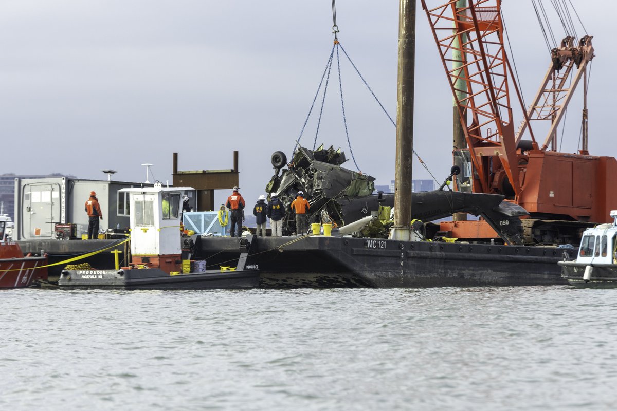 NTSB, in coordination with SUPSALV, recovered the Sikorsky UH-60 Black Hawk today. Additional information in today's investigative update for the Jan. 29 mid-air collision near DCA: ntsb.gov/investigations…