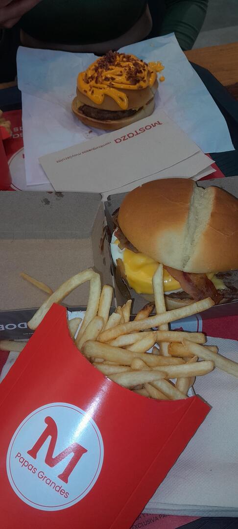 gamefamex's tweet image. Tasting burgers from a well-known fast food restaurant 
👉 amzn.to/3ILCEu6
#ad #BurgerTasting #FastFoodFun #TasteTestChallenge #FoodieAdventure #YummyEats #foodie #burgers #cooking #fastfood #trending #sandwiches #yum #foodpoll