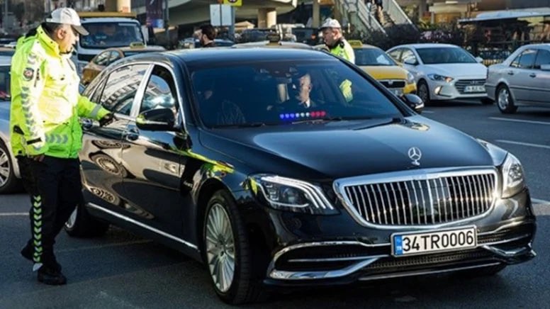 aykiricomtr's tweet image. Milletvekillerine “Ceza Muafiyeti” getirildi. 

Vekiller kırmızı ışıkta da geçse, hatalı park da yapsa ve hız sınırını aşıp radara da yakalansa artık tek kuruş trafik cezası ödemeyecek. Tüm trafik kurallarını ihlal edebilecek. Plakaya yazılan cezalar da TBMM tarafından ödenecek.…