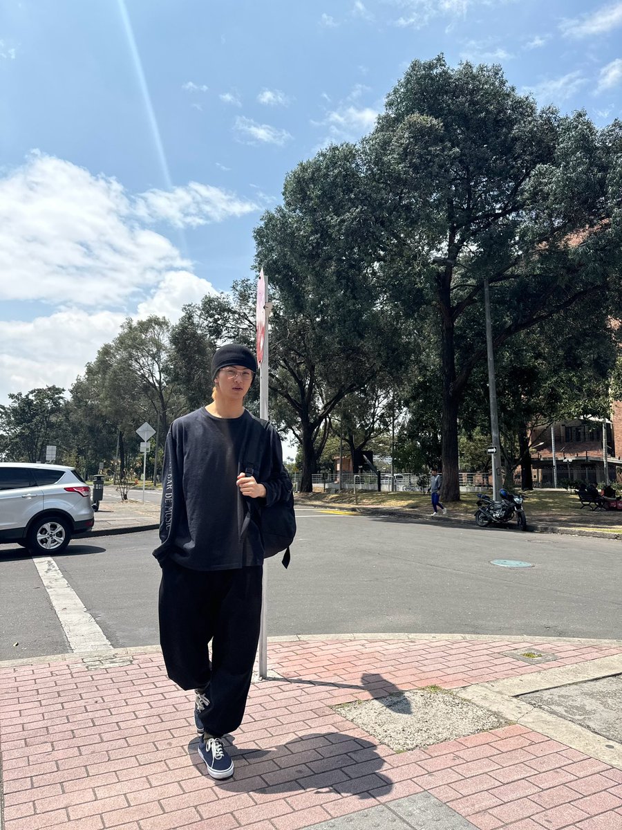 markiiev's tweet photo. 산책을 하면서 야외의 아름다움을 즐기고, 신선한 공기를 마시고, 평화로운 분위기가 나를 따뜻하게 감싸줍니다. 잠시 멈추고, 숨을 쉬고, 긴장을 풀 수 있는 이 시간에 감사하십시오. 여러분도 이와 같은 아름다움의 순간을 즐길 수 있는 공간을 마련해 주셨으면 좋겠습니다. https://t.co/6trgafs8US