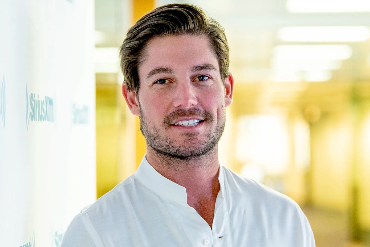 samuraijacksina's tweet photo. This man just wants a wife and a farm and bees! Someone love him right😭 #SouthernCharm https://t.co/TwsC1OxUNB