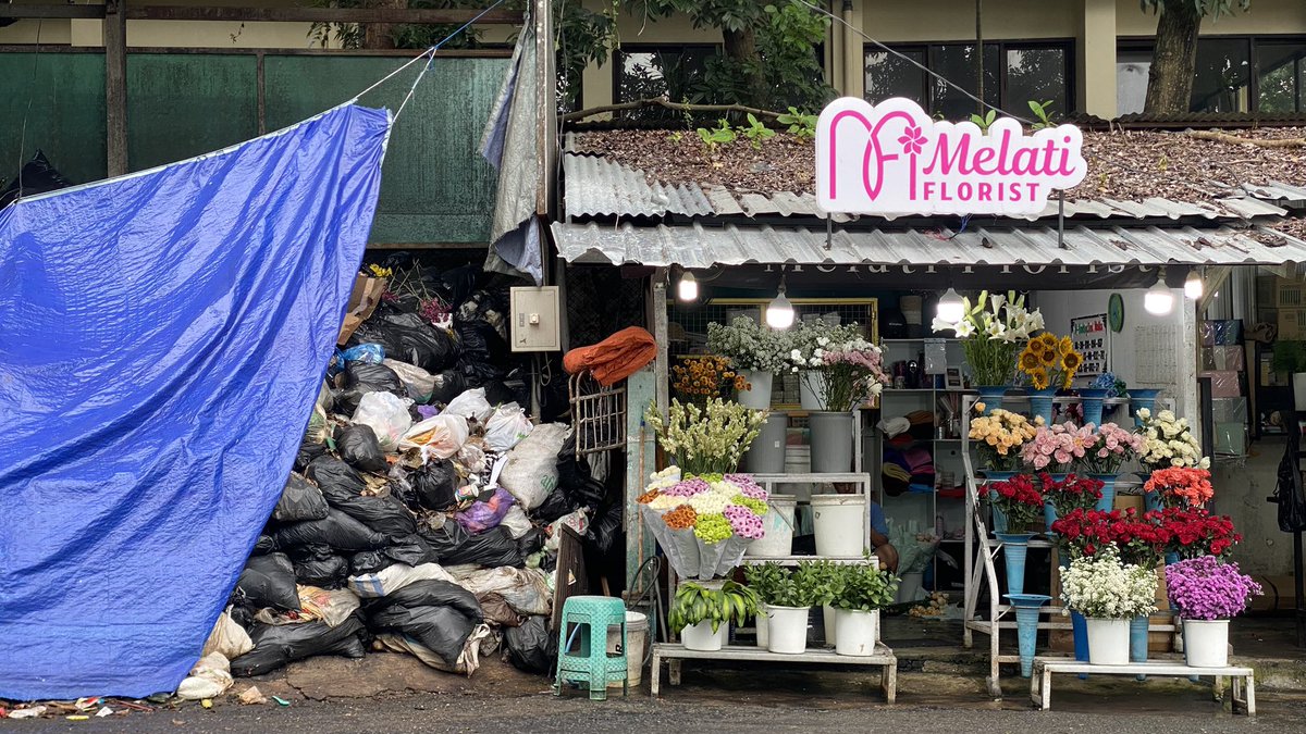 budicatlover's tweet photo. the duality: jogjakarta https://t.co/dk87gli9rD
