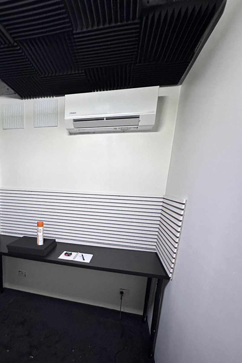 It is officially a lot more comfy in here with the white walls and the wooden acoustics panels. There’s many more to hang, but I’m really loving the vibe so far. I can’t wait to hang the LEDs! ✨