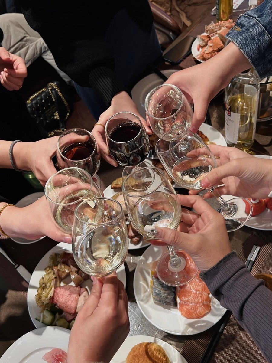 Girls just wanna have fun and delicious food .🍕