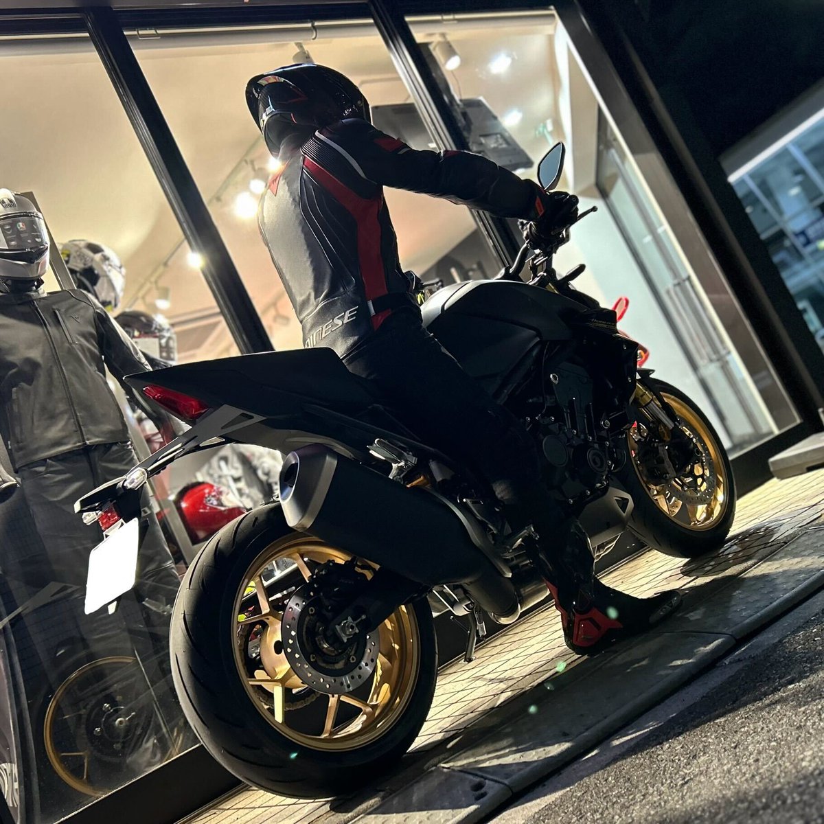 DSetagaya's tweet image. 【ダイネーゼ東京世田谷】
Brilliant #DaineseCrew &amp;amp; #AGVRider !!!

新型HONDA CB1000HORNET SPにBlack×RedのスポーツコーディネートがExcellent!!
ホンダエンジンが奏でる綺麗な4気筒サウンドはいつ聴いても魅力的です。

ご納車されたばかりでのご来店ありがとうございます🎉

#HORNETSP #HONDA