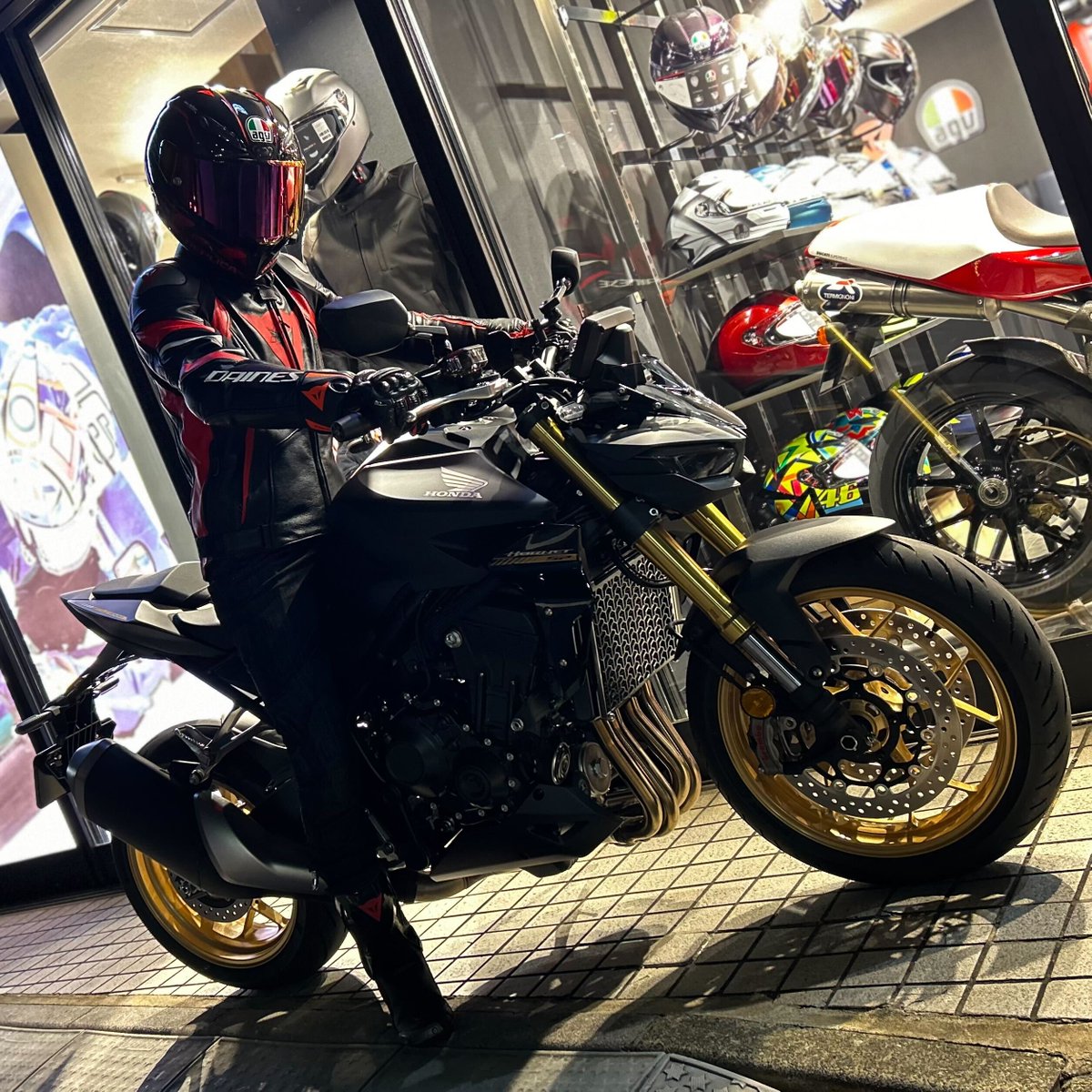DSetagaya's tweet image. 【ダイネーゼ東京世田谷】
Brilliant #DaineseCrew &amp;amp; #AGVRider !!!

新型HONDA CB1000HORNET SPにBlack×RedのスポーツコーディネートがExcellent!!
ホンダエンジンが奏でる綺麗な4気筒サウンドはいつ聴いても魅力的です。

ご納車されたばかりでのご来店ありがとうございます🎉

#HORNETSP #HONDA