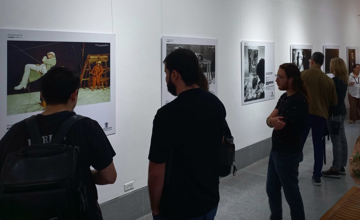 luisyepesb's tweet photo. Invitados a la exposición de fotografías de teatro, de #OscarBotero, en @CasaTeatroEP. De especial importancia para #Medellín350,  pues es la memoria visual de obras y grupos de finales del siglo XX; duras y crudas como la ciudad. Hay libro, una joya total. https://t.co/E9ljZmxXYz