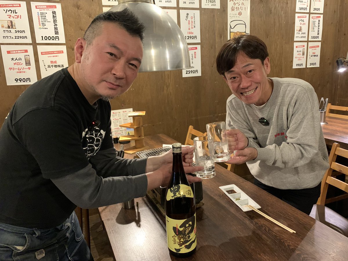 rkbr_info's tweet image. ／
本日20時は #RKBラジオ
『 #今宵もくろいさ 』！🍶
＼

福岡には美味しい料理屋がいっぱい！
この番組は、吉本興業の #田中健二 さんが
黒伊佐錦と食事を楽しむ番組です。

今回訪れたお店は、福岡市博多区冷泉町にある
「炉端 肉焼き処 #猛伸(たけし) 」。

しずる感満載のラジオ、…