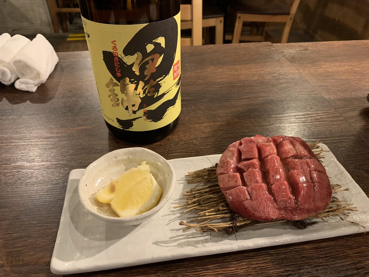 rkbr_info's tweet image. ／
本日20時は #RKBラジオ
『 #今宵もくろいさ 』！🍶
＼

福岡には美味しい料理屋がいっぱい！
この番組は、吉本興業の #田中健二 さんが
黒伊佐錦と食事を楽しむ番組です。

今回訪れたお店は、福岡市博多区冷泉町にある
「炉端 肉焼き処 #猛伸(たけし) 」。

しずる感満載のラジオ、…