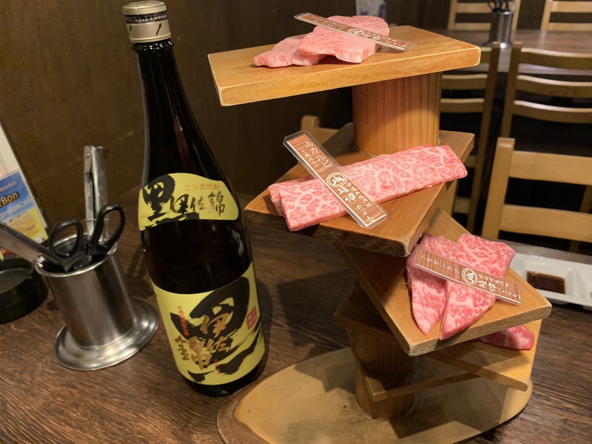 rkbr_info's tweet image. ／
本日20時は #RKBラジオ
『 #今宵もくろいさ 』！🍶
＼

福岡には美味しい料理屋がいっぱい！
この番組は、吉本興業の #田中健二 さんが
黒伊佐錦と食事を楽しむ番組です。

今回訪れたお店は、福岡市博多区冷泉町にある
「炉端 肉焼き処 #猛伸(たけし) 」。

しずる感満載のラジオ、…