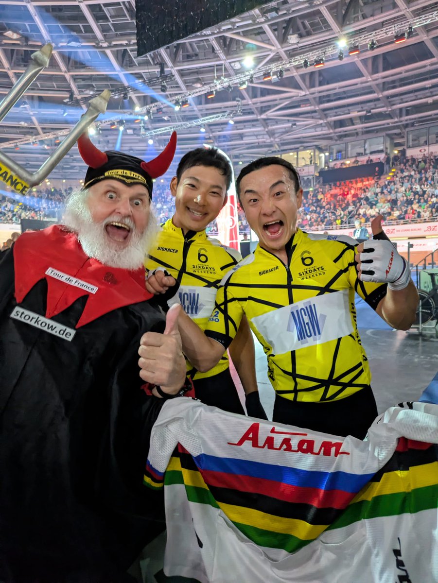 yellow_mk94's tweet photo. #悪魔おじさん 　世界選手権チャンピオン＿スクラッチ種目窪木一茂選手＿今村駿介選手と３ショット　Sehr gut！ https://t.co/aYcjimyAcV