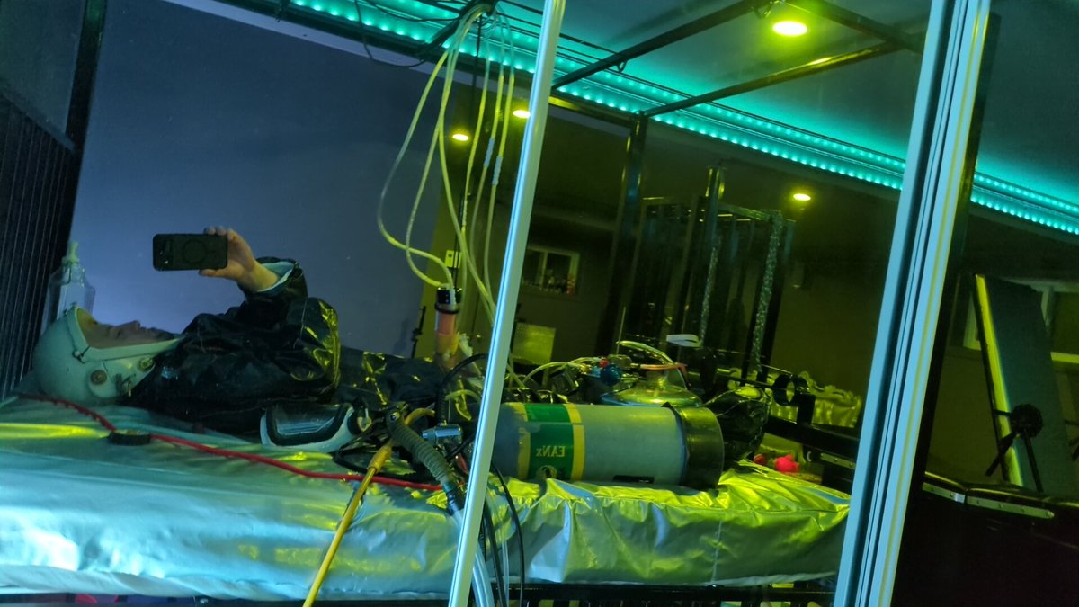 _hazzy1_'s tweet image. Hooked up my flight helmet to my scuba reg while wearing my pvc inflatable suit and the milking machine kept my cock rock hard until the 3rd orgasm. 😇