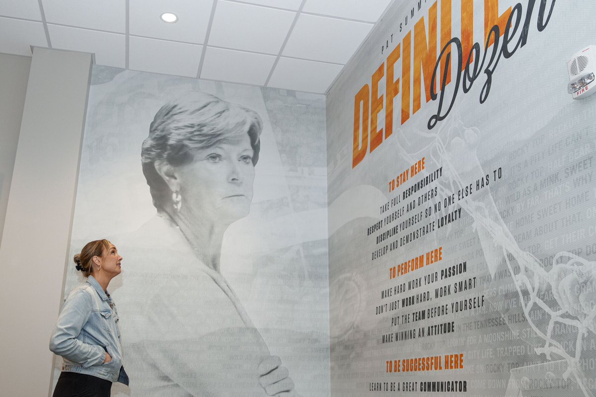 The only two coaches in Lady Vol history with wins over UConn… the late Pat Summitt and Kim Caldwell!

#GBO 🍊