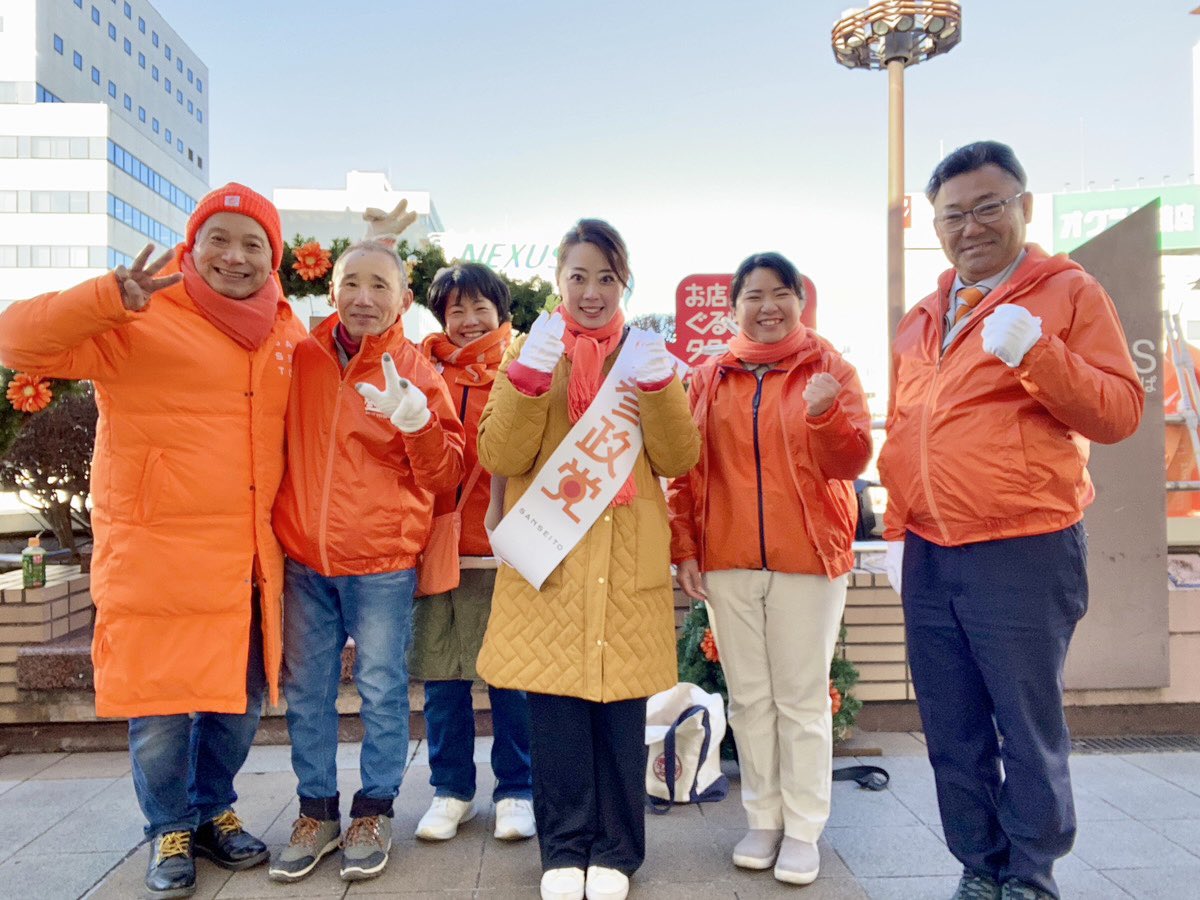 iyg80673734's tweet photo. 🟠参政党 群馬県活動報告🟠
今朝の活動2箇所目は高崎駅西口へ🚃
群馬県国政改革委員【青木ひとみ】と
元衆院選候補者 森ゆういち がマイクで皆様にご挨拶いたしました😊

チラシも多くの方に受け取っていただきありがとうございます✨
また寒くなってきましたのでお身体お気をつけくださいませ🧣 https://t.co/yfifV4WR3x