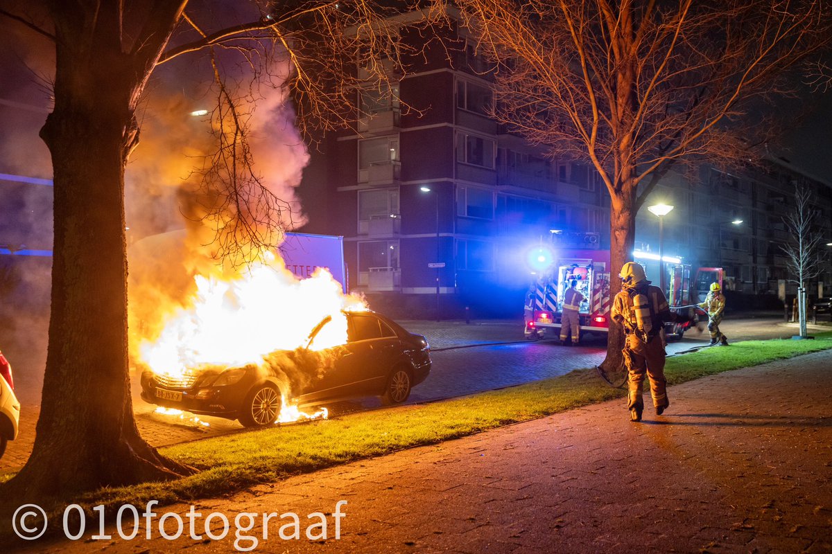 Auto in vlammen opgegaan aan Maasboulevard, explosie gehoord