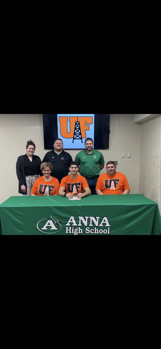 Congratulations to Anna senior Noah Aufderhaar who signed his letter of intent to continue his education and football career at the University of Findlay!  Best of luck, Noah!