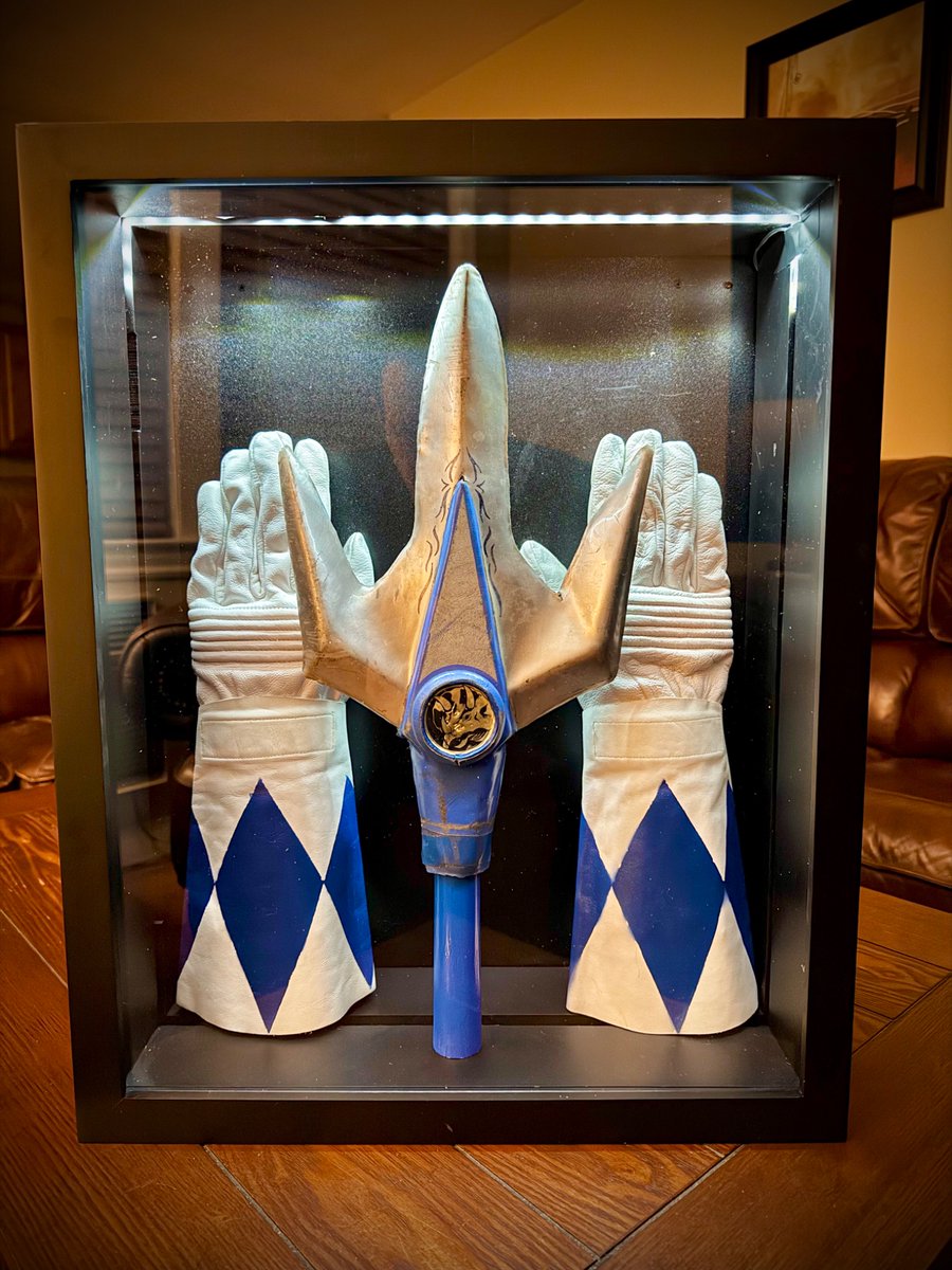 ittakes2totoku's tweet image. Here it is, my little bit of history and the Power Rangers franchise I love so much.
Screen-used Power Lance and cuffs from 1993. Indications seem to point to this being the Power Lance created by Toei for the Zyu2 footage and then sent over to America for additional filming.
I…