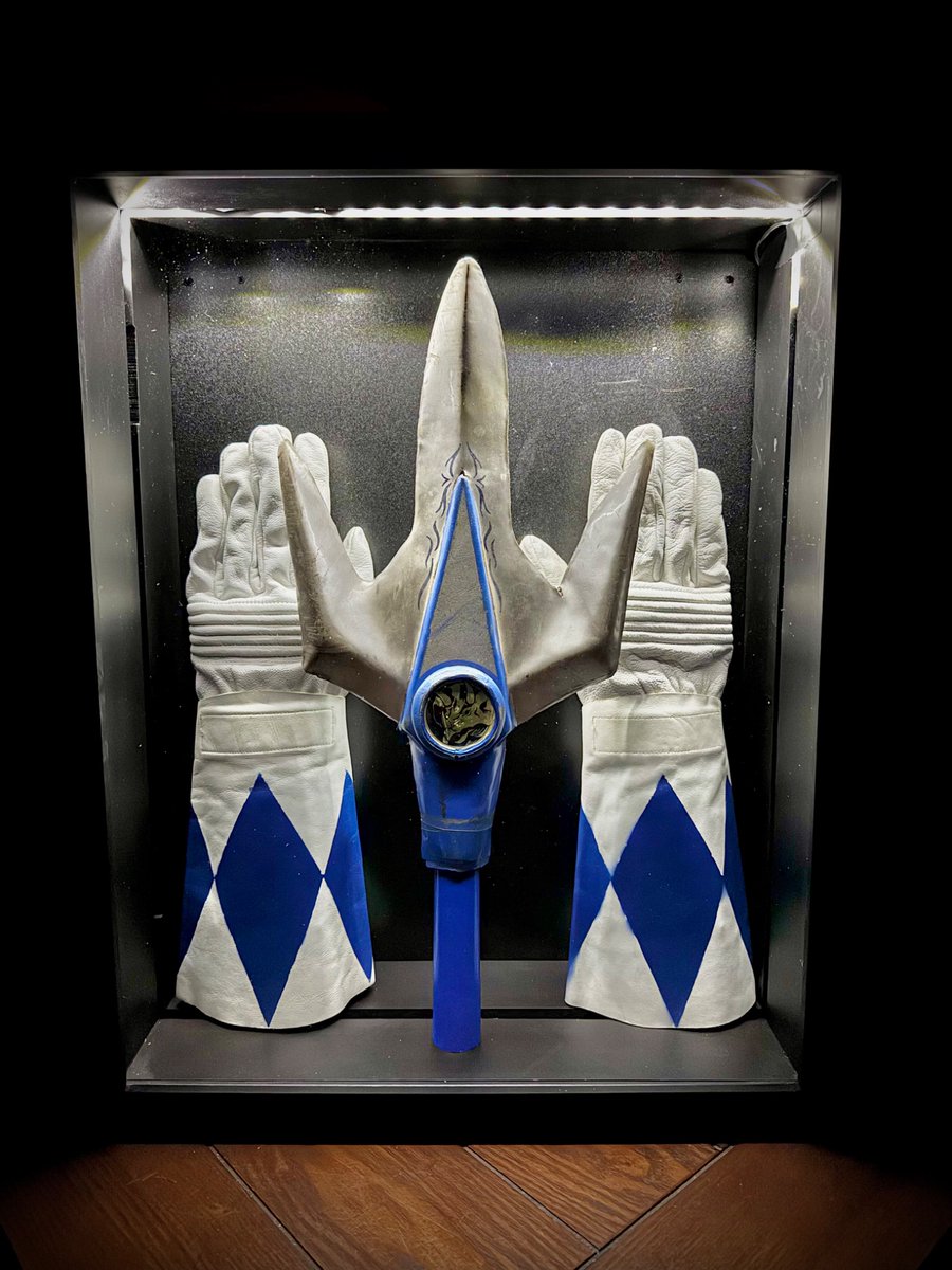 ittakes2totoku's tweet image. Here it is, my little bit of history and the Power Rangers franchise I love so much.
Screen-used Power Lance and cuffs from 1993. Indications seem to point to this being the Power Lance created by Toei for the Zyu2 footage and then sent over to America for additional filming.
I…