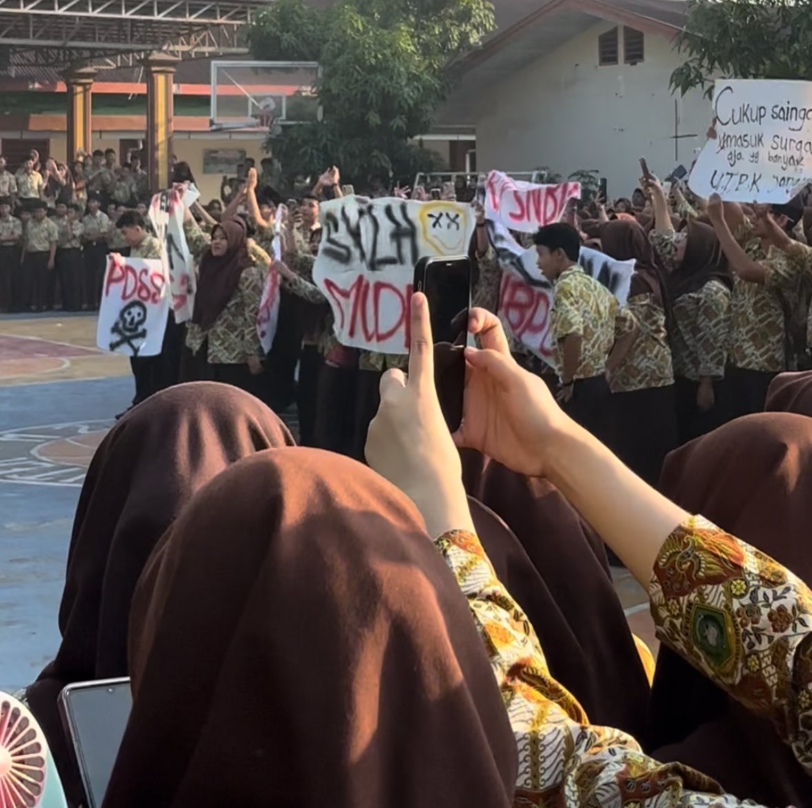 joannegyu's tweet photo. katanya madrasah favorit se-medan, tapi kok hak siswa siswi nya diacuhkan 😂😂

KEBUSUKAN sekolah ‘MODEL’ di kota Medan - A Thread https://t.co/GxXi9LeZfZ