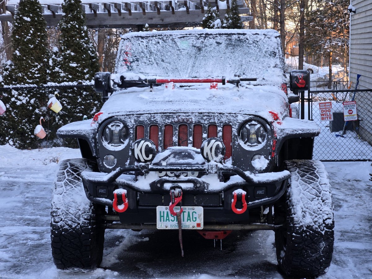 Snowy day in New Hampshire. 

The ground hog came out and said 6 more weeks and then turned on the snow guns. Minimal snow thus far and we are expecting measurable snow every other day for the foreseeable future. 

#LivingInNewEngland ❄️