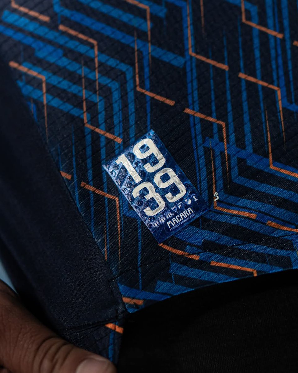 Macara_Oficial's tweet photo. El azul representa lo más profundo de las noches en que gritamos y alentamos a nuestro equipo. Te presentamos la camiseta 3 de nuestro equipo. 🩵🤍
#boman #macara #2025 https://t.co/QMlo1IG2vT