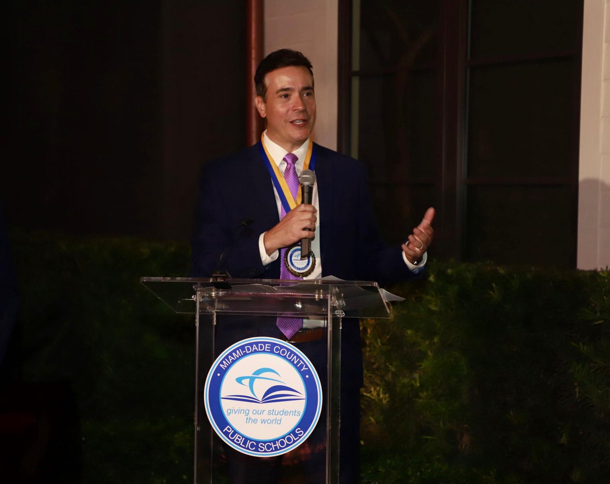 SuptDotres's tweet image. Congratulations to Kris Anderson, Miami Central Senior High Class of 1994, on his induction into the @MDCPS 2025 Alumni Hall of Fame! A six-time Emmy-winning journalist and @NBC6 anchor, Kris exemplifies excellence in media. We are proud to welcome him back to the #MDCPS family!