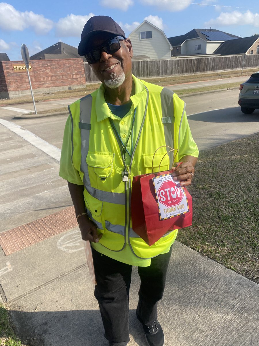 We are grateful for our crossing guards! They go above and beyond to keep our Bears safe and are an important part of the Bauer team. 🛑🚙