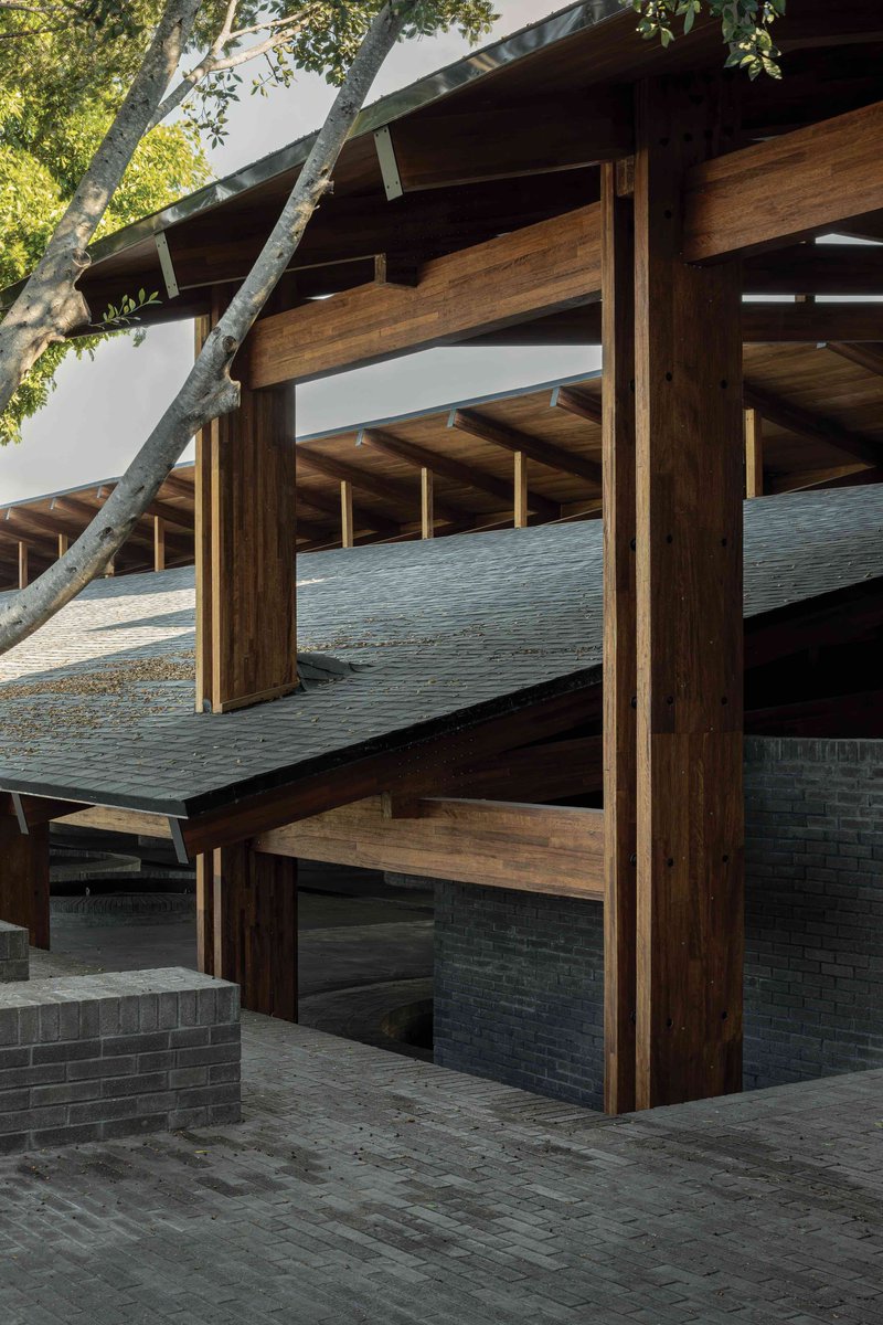 tecture1's tweet photo. 伝統と現代を融合するCLT×セラミックレンガの産業建築
https://t.co/ZDznBBbe2s

Estudio ALAが設計した〈メスカル・プロダクション・パレンケ〉
地元の文化や伝統的な蒸留所から着想を得つつ現代的な技術や素材を統合した、メキシコの蒸留酒「メスカル」を生産するための建築です
#TECTUREMAG海外記事 https://t.co/z5xxRdDrE6