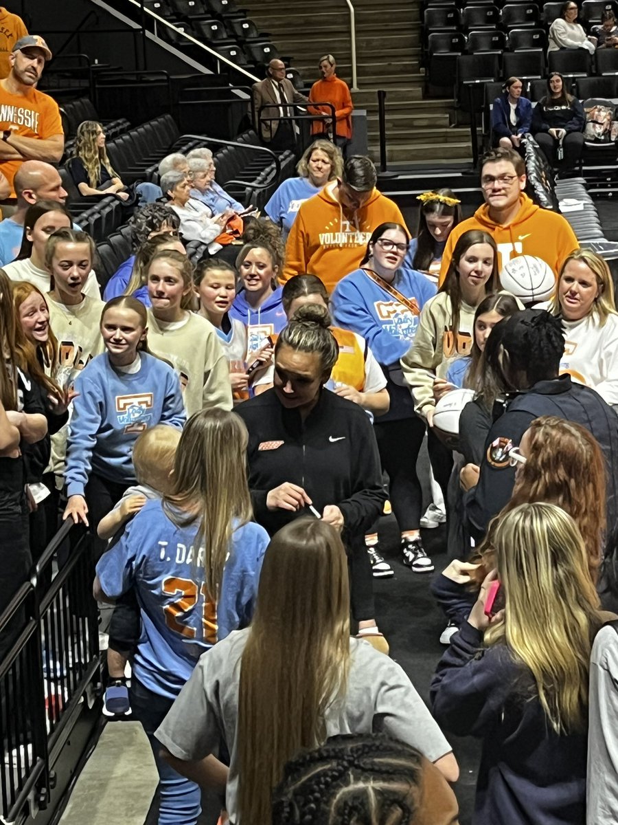 CHANNEL_TN_'s tweet photo. Several hundred fans are stuck in the arena because of a tornado warning. Kim Caldwell is out here signing autographs and talking to peoples babies https://t.co/9amn0ttXWM