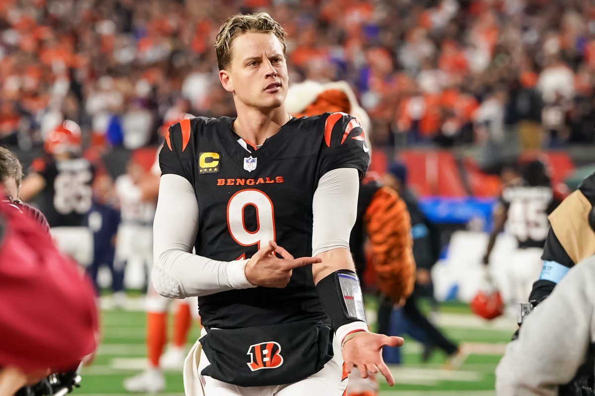 ComplexSports's tweet photo. 2024 COMEBACK PLAYER OF THE YEAR 🏆 JOE BURROW https://t.co/KBF7yupHAD