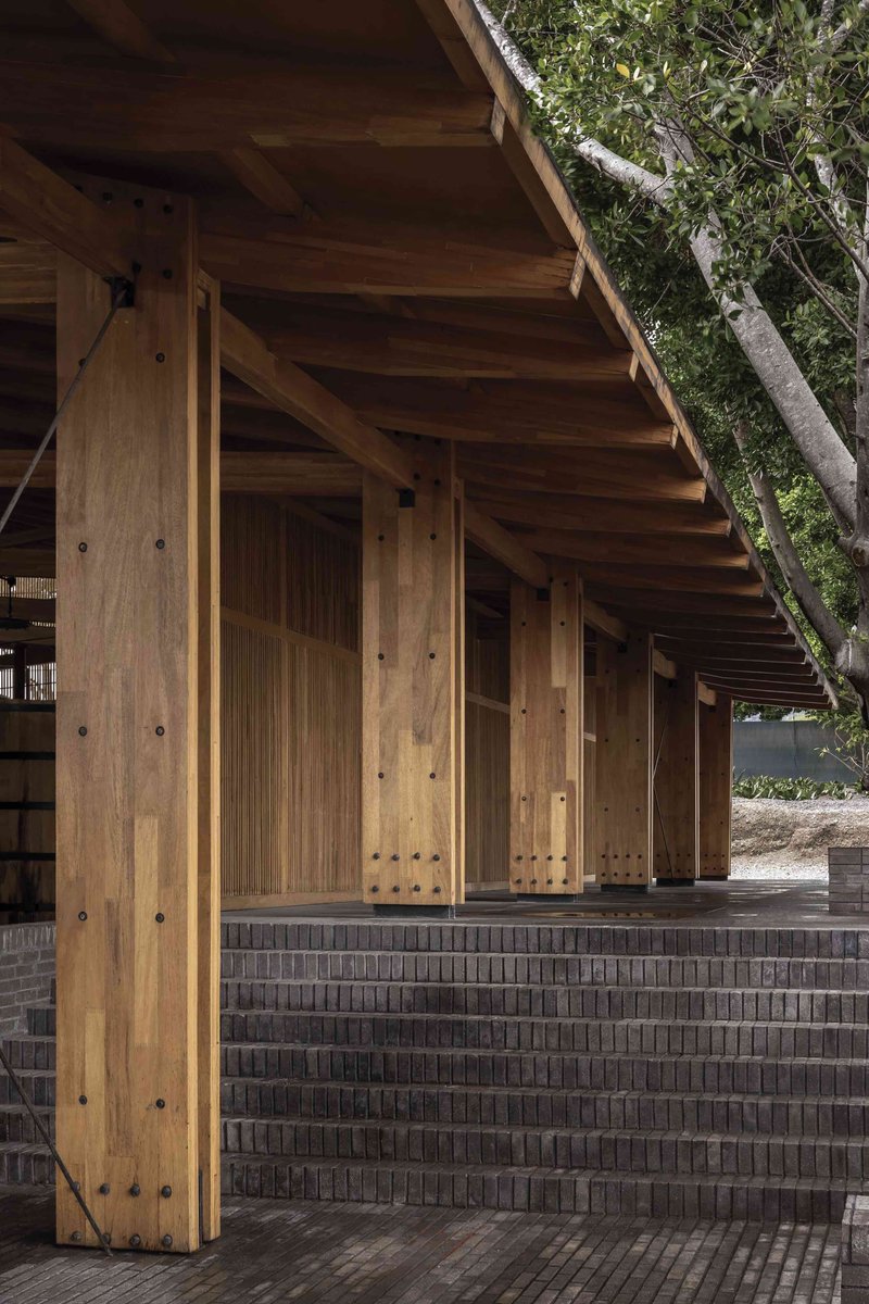 tecture1's tweet photo. 伝統と現代を融合するCLT×セラミックレンガの産業建築
https://t.co/ZDznBBbe2s

Estudio ALAが設計した〈メスカル・プロダクション・パレンケ〉
地元の文化や伝統的な蒸留所から着想を得つつ現代的な技術や素材を統合した、メキシコの蒸留酒「メスカル」を生産するための建築です
#TECTUREMAG海外記事 https://t.co/z5xxRdDrE6